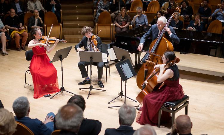 Stauffer, ritorno alle origini. La musica è emozione pura