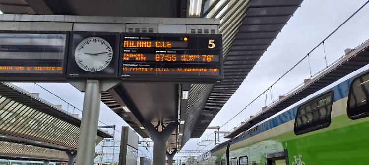 Sasso contro treno, feriti capotreno e passaggero