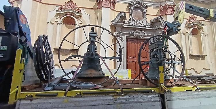 Chiesa della Santissima Trinità, giù cinque campane per restauro