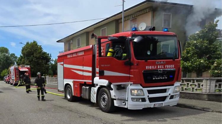 Appartamento in fiamme in via Raffaello Sanzio 