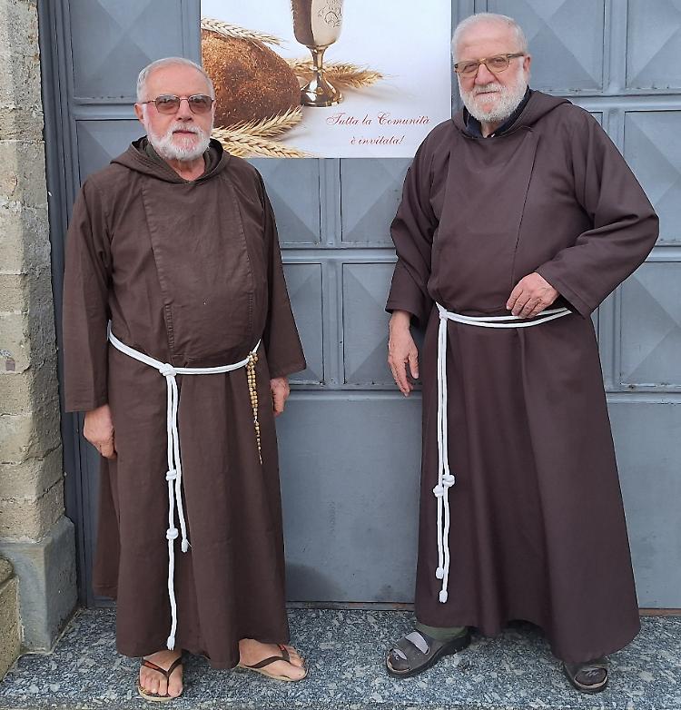 I frati Innocenzo e Tommaso con il saio da mezzo secolo