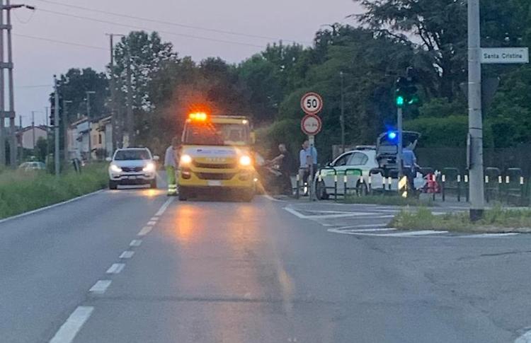 Auto sfonda la transenna al Maristella