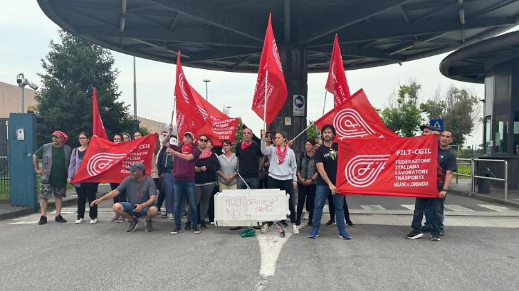 Mobilitazione Intercos, 50 lavoratrici bloccano i cancelli