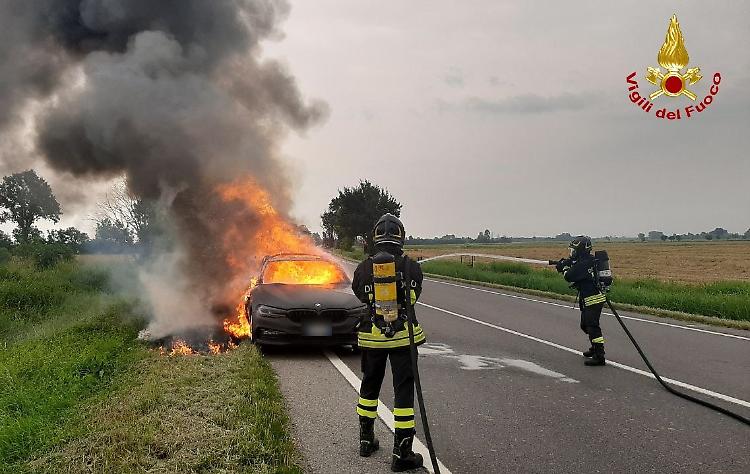 Auto in fiamme, intervento dei vigili del fuoco