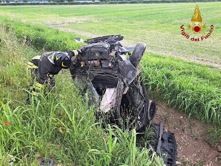 Fuori strada sulla provinciale, intervento dei vigili del fuoco e dell'elisoccorso