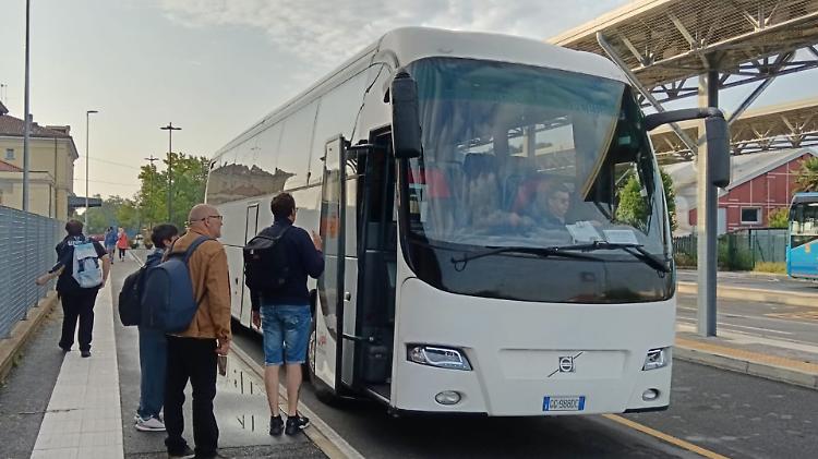 Treni in stand-by, partono bene i bus sostitutivi
