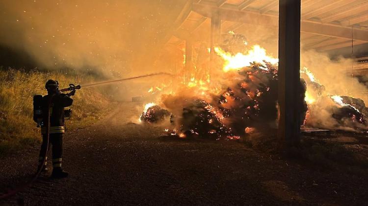Maltempo e incendio in una cascina, notte di lavoro dei vigili del fuoco