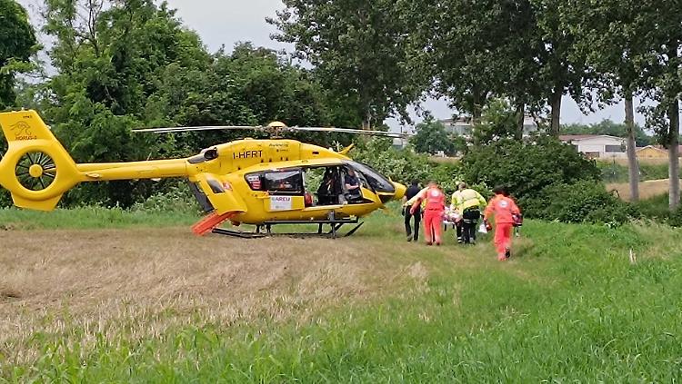 Due cadute: un 20enne e un 26enne feriti