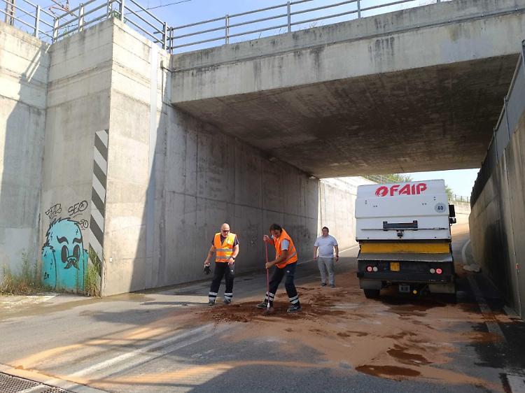 Gasolio sulla strada: sottopasso riaperto