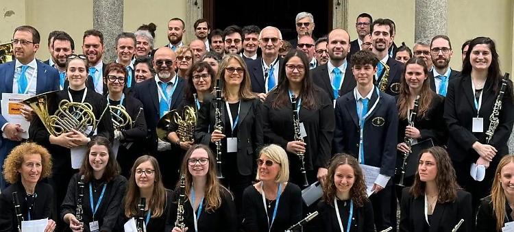 La banda negli stadi insieme a Max Pezzali