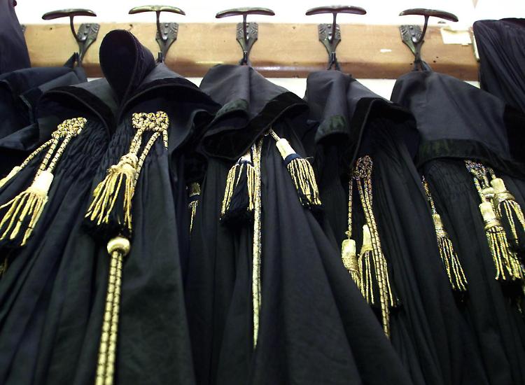 Carceri, sciopero degli avvocati: «Scia di morti nelle celle»