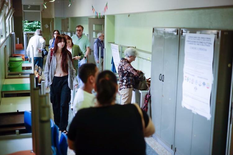 Ballottaggio, alle 12 l'affluenza alle urne è del xx,xx%