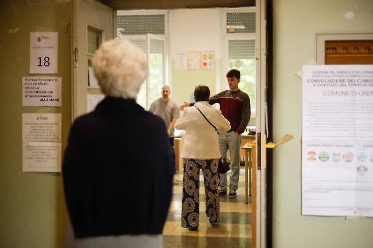 Ballottaggio, seggi chiusi: alle 23 l'affluenza è del 38,29%