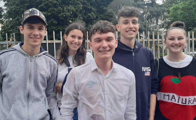 Maturità 2024, fra pioggia e spumante la felicità in bollicine