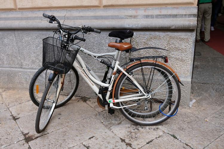 Biciclette, furti al cimitero: «Più controlli»