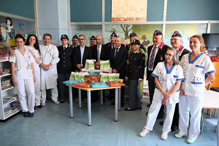 Polizia di Stato e Anps ospiti in ospedale: «Vicini a pazienti e sanitari»