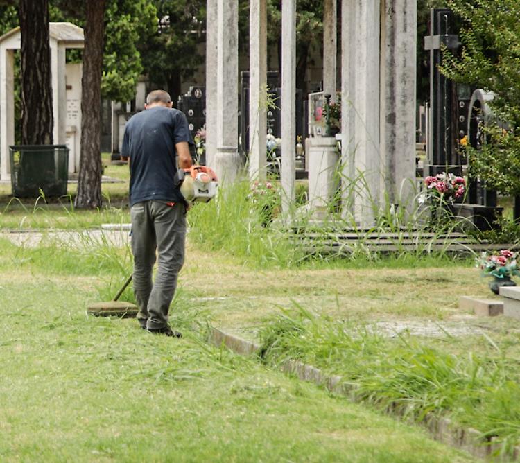 Erba alta al cimitero. Con gli sfalci inizia il ‘piano del decoro’