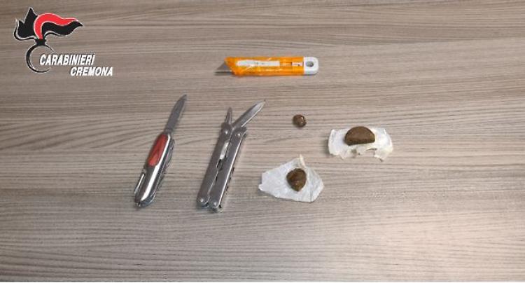 Droga e coltelli in auto, due denunce e una segnalazione