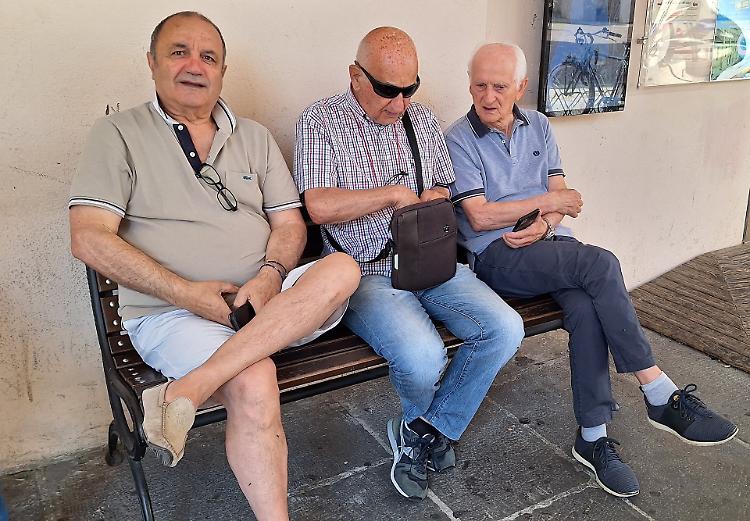 Piazza Duomo, appello dei pensionati: «Ridateci la nostra cara panchina»