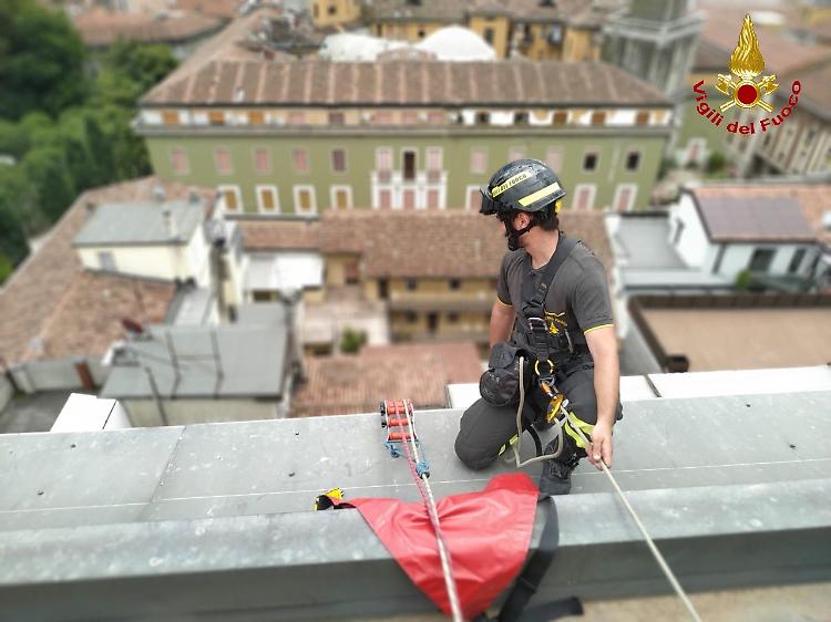 Colpita da malore nel suo appartamento all'ottavo piano, soccorso dall'alto dei vigili del fuoco