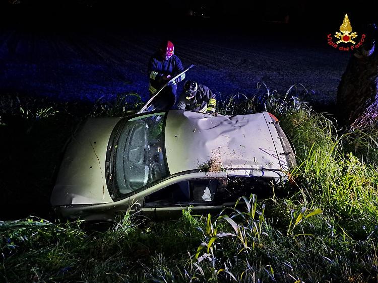 Auto finisce in un canale irriguo, due feriti