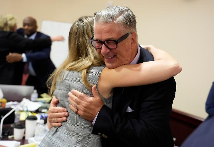 La Giustizia Assolta: Alec Baldwin e il Caso Hutchins, tra Errori e Verità Nascoste