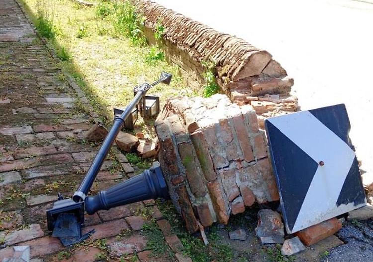 Abbattuto  il muretto vicino alla parrocchiale 