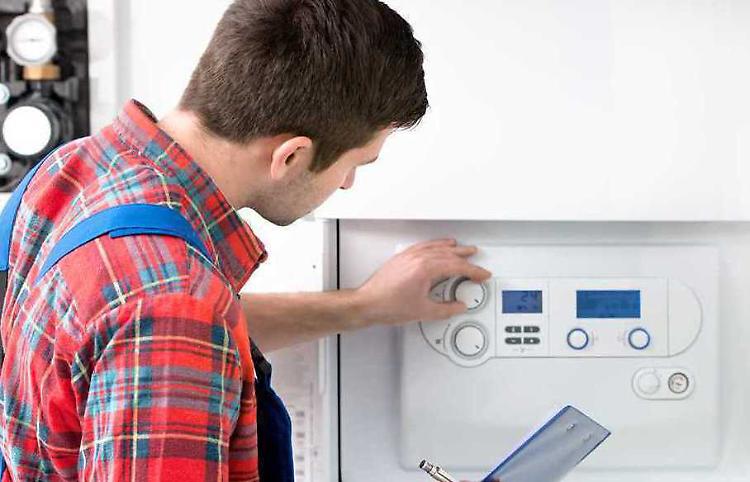 Giù le bollette di luce e gas: calano la spesa  e i consumi