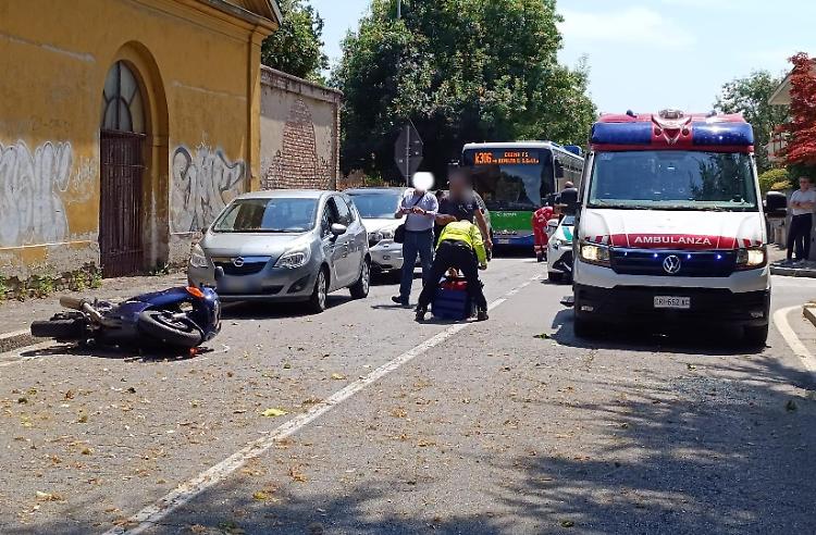 Scontro auto-moto in via Mercato, elisoccorso per un 40enne