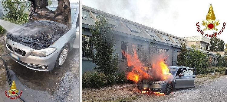 Auto prende fuoco sulla tangenziale, pronto intervento dei vigili del fuoco