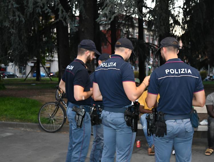 Operazione sicurezza: la polizia controlla piazze e giardini