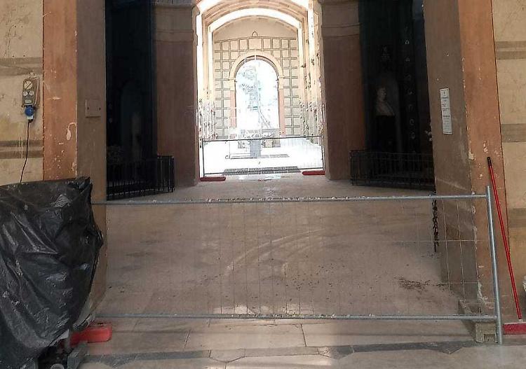 Cimitero, lapidi ‘vietate’ fra transenne e nastri