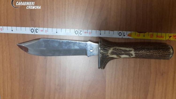 Lite con un pugnale in un bar del centro, 46enne denunciato