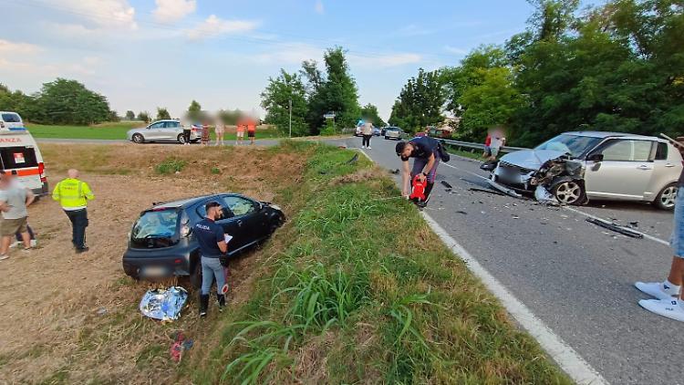 Scontro violento sull’ex statale: coinvolte sei persone, 5 i feriti
