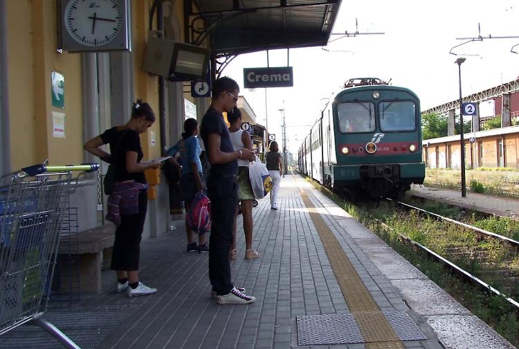 Caos treni: terzo giorno di disagi, i pendolari: «Ora basta»