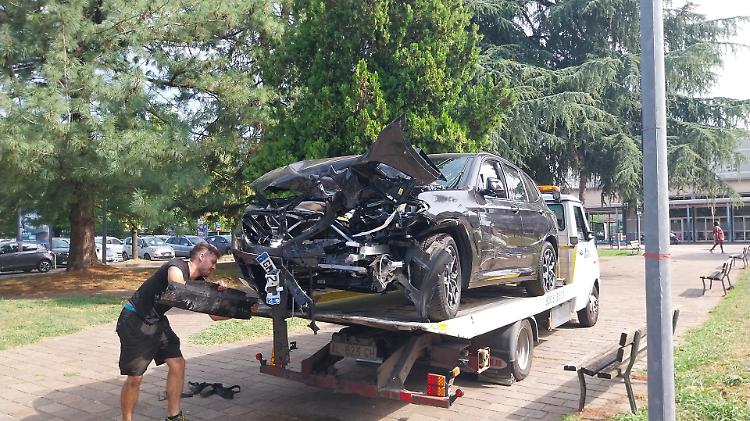 Schianto al parcheggio dell'ospedale, sfiorato il peggio