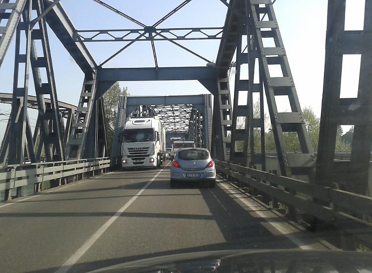 Ponte in ferro: il cantiere si prende le ferie
