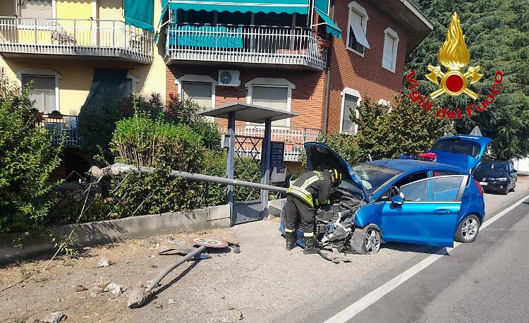 Incidente a Soresina: 61enne si schianta contro un palo dell'illuminazione