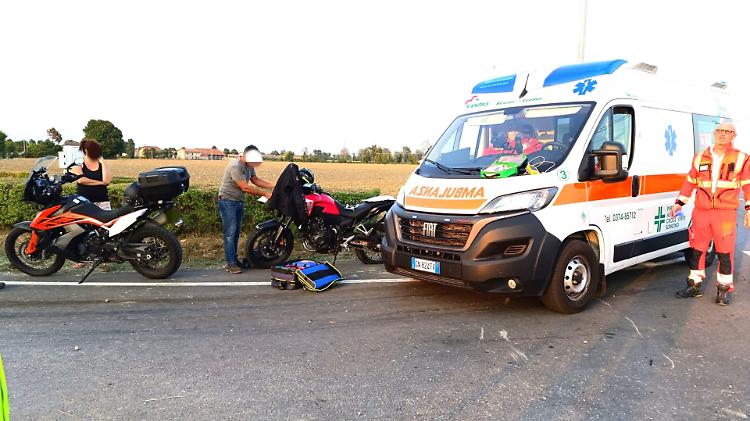 Scontro in moto in via Soncino, 19enne in ospedale