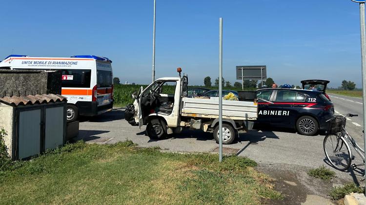Scontro tra due auto e fuori strada in via Giuseppina