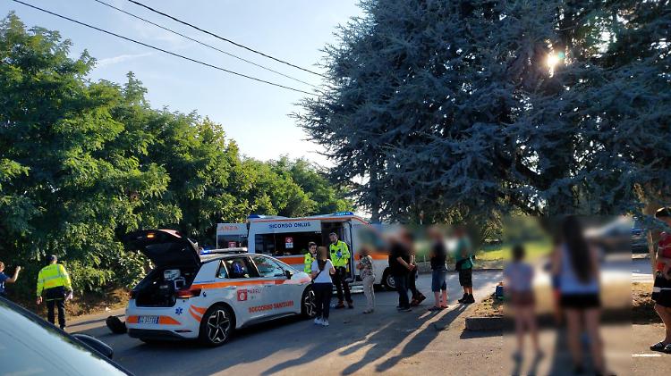 Trovato primo di coscienza accanto al suo scooter