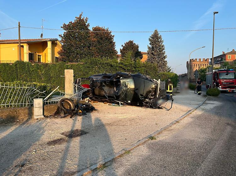 Perde il controllo dell'auto e finisce contro la recinzione di una casa, 3 giovani feriti