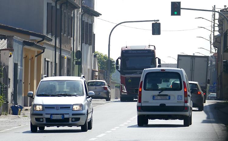 Vicobellignano, la protesta: «Assediati dai mezzi pesanti»