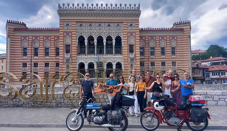 L'impresa: con la moto fino all'isola del mito