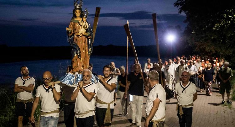 Processione di barche, l'Assunta regina del Po