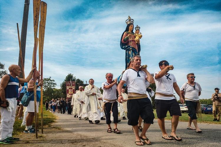 Folla di fedeli per la Madonna del Po