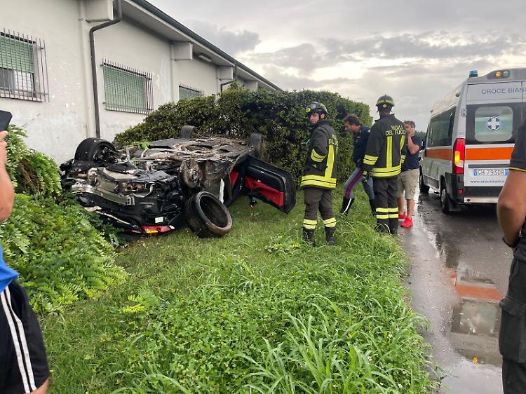 Esce di strada e si schianta contro un muro di un caseificio
