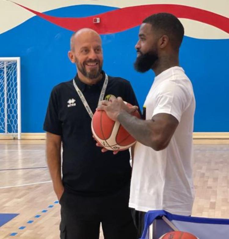 Scommessa pagata: teglia di gnocchi per Davis della Vanoli