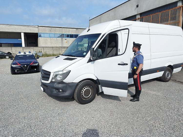 Furgone non si ferma all'alt: lungo inseguimento, fuga nei campi del conducente