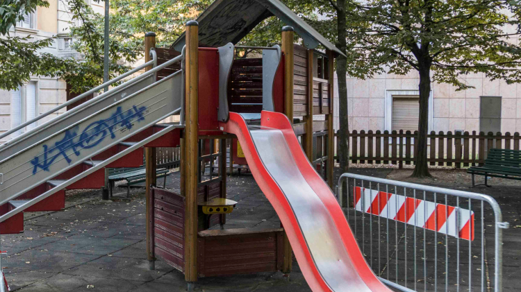 Bimba infortunata sui giochi di piazza Roma, la minoranza denuncia il degrado 